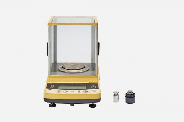 高精度天平(精度0.0001克)，測試固體潤滑劑吸油率時使用